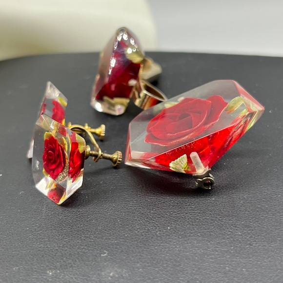 Vintage reversed carved set of Lucite red rose scarf ring, brooch and earrings - Picture 12 of 15